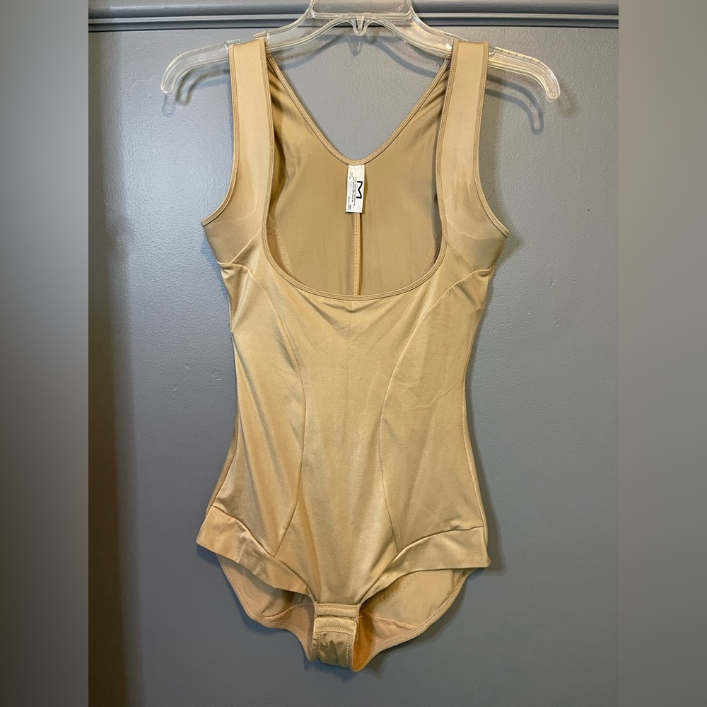 Maidenform Women’s open bust body shaper bodysuit. Wear your own bra size Large